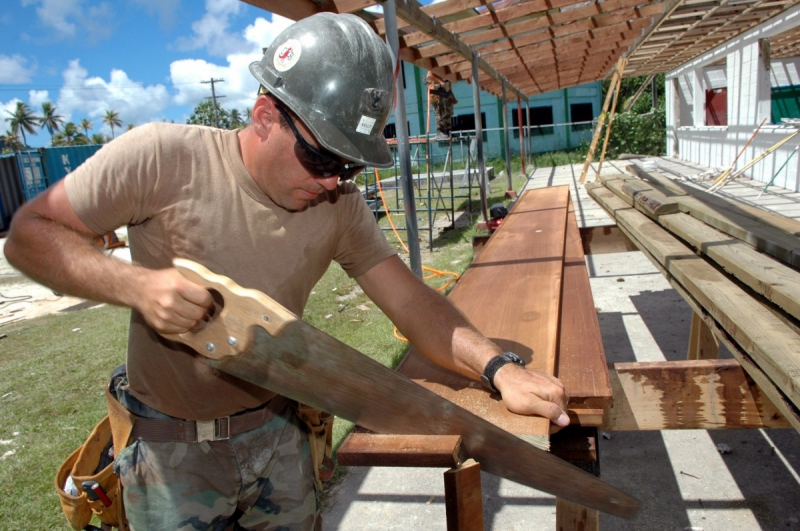 menuisier-GARS-min_worker_construction_building_carpenter_male_job_build_helmet-893290